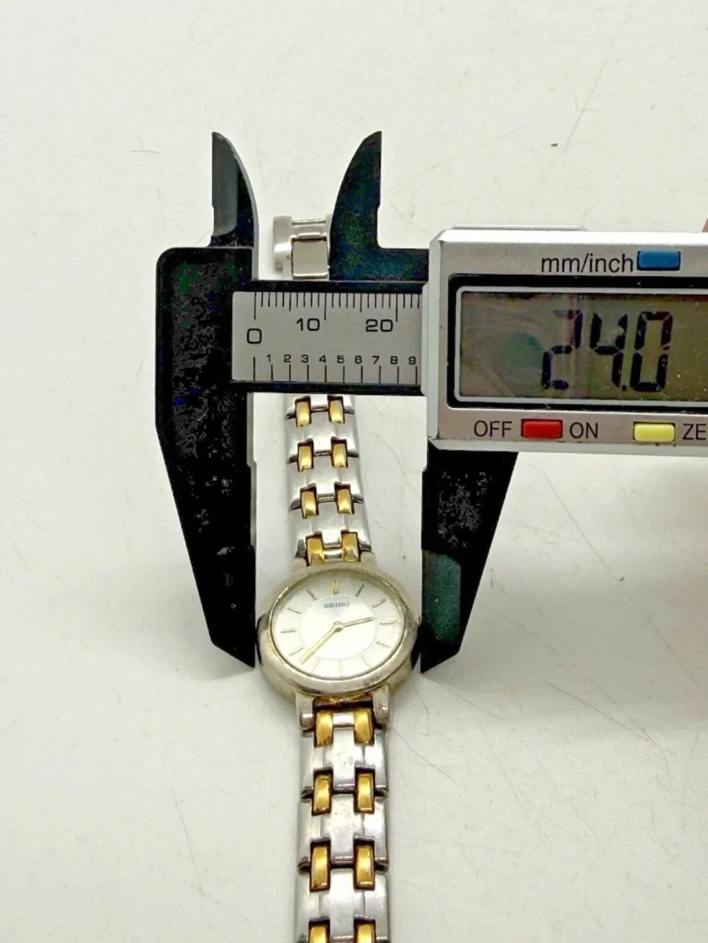 Vtg Seiko Women's Quartz Watch White Dial Two Tone Bracelet Round 1N00-1E19 RO